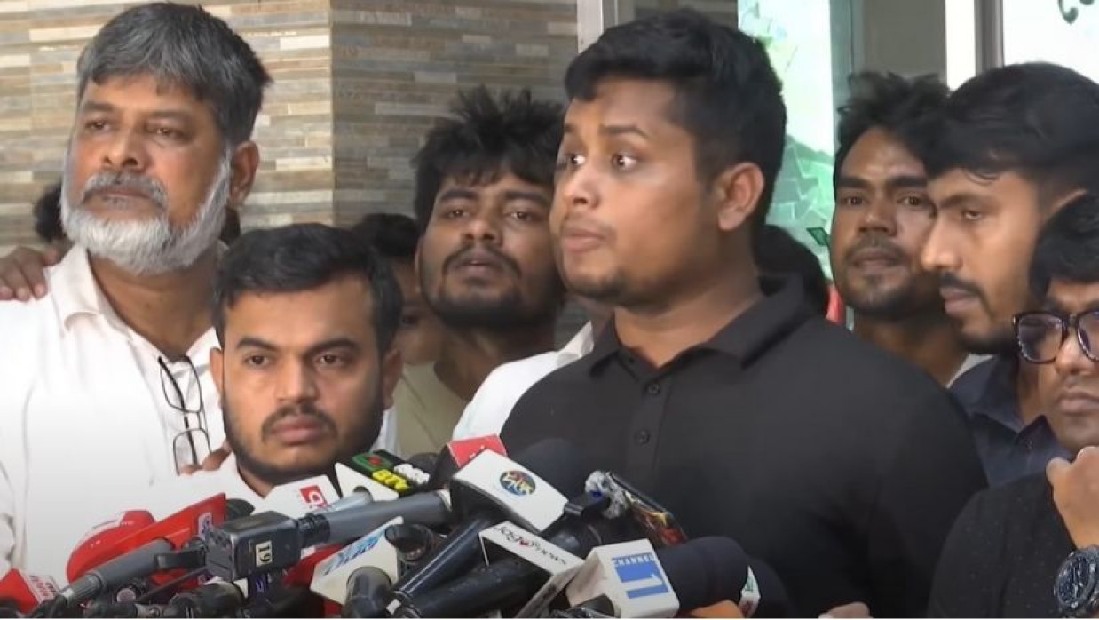 নির্বাচন ভবনে কথা বলছেন হাসনাত আব্দুল্লাহ