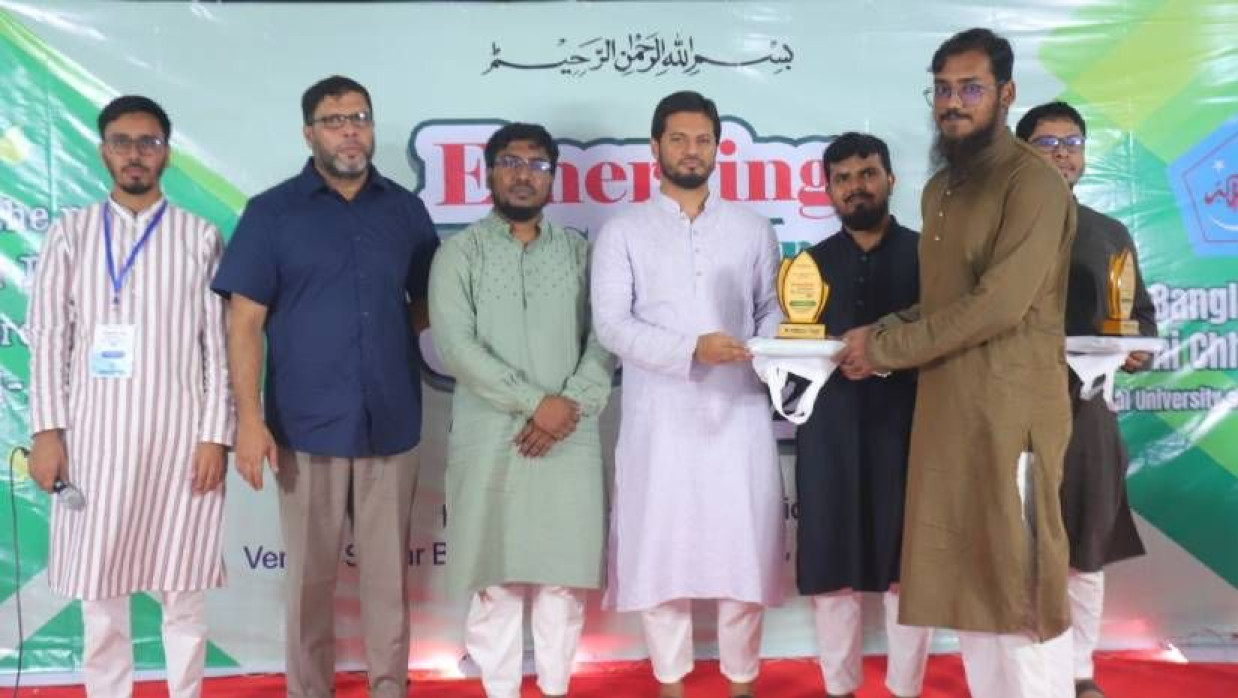 সম্মাননা তুলে দিচ্ছেন শিবিরের কেন্দ্রীয় সভাপতি