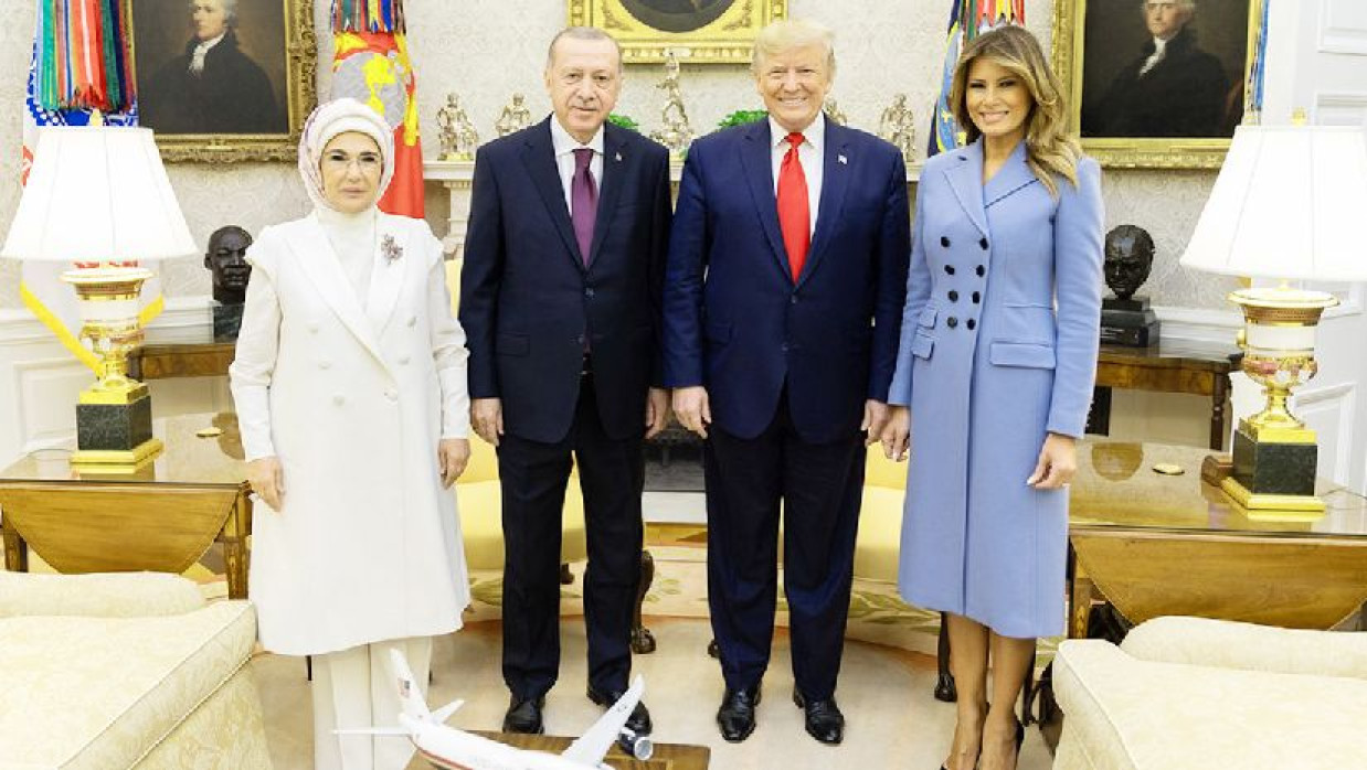 ডোনাল্ড ট্রাম্প ও স্ত্রী ফার্স্ট লেডি মেলানিয়া ট্রাম্প; রিসেপ তায়িপ এরদোয়ান ও তার স্ত্রী ফার্স্ট লেডি এমিনে এরদোয়ান