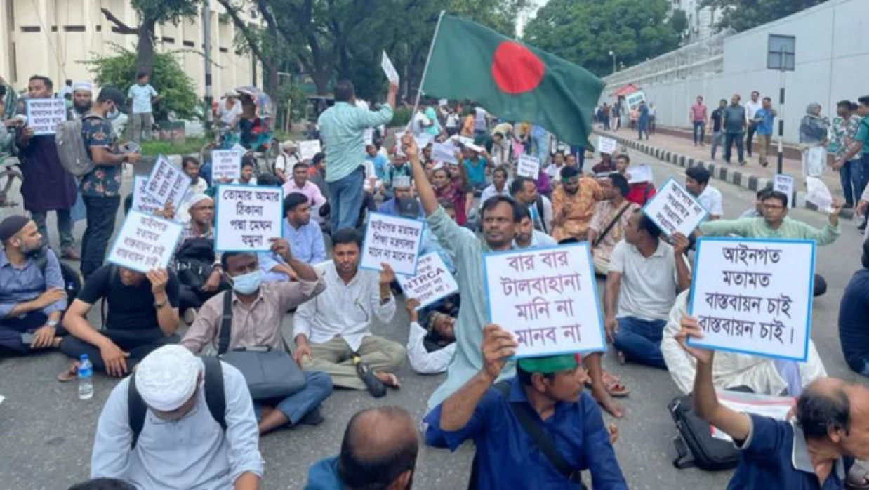 সচিবালয়ের সামনে ১৭তম নিবন্ধনে আবেদনবঞ্চিতদের বিক্ষোভ