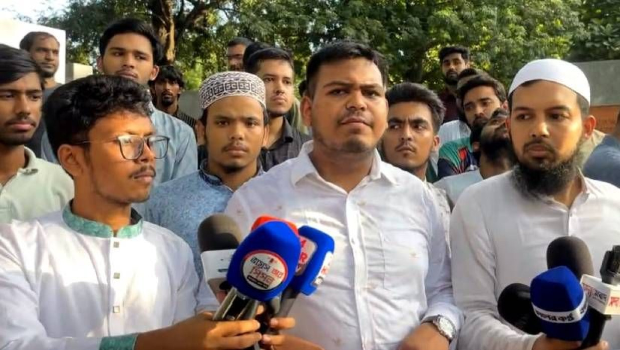 বিশ্ববিদ্যালয়ের ভিসি চত্বরে কথা বলছেন মাহিন সরকার