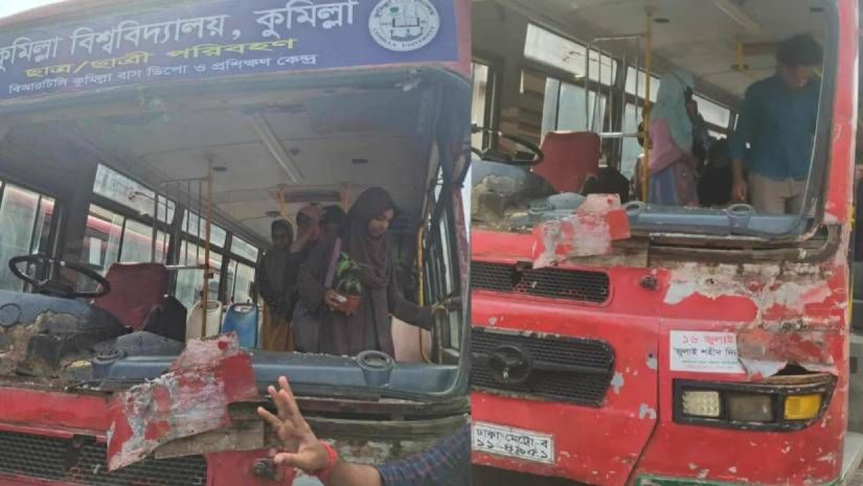 ট্রাকের ধাক্কায় কুবির বাসের সামনের অংশ দুমড়ে-মুচড়ে যায়