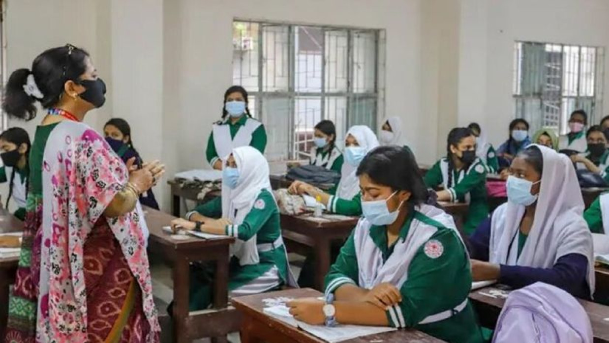 শ্রেণিকক্ষে শিক্ষক