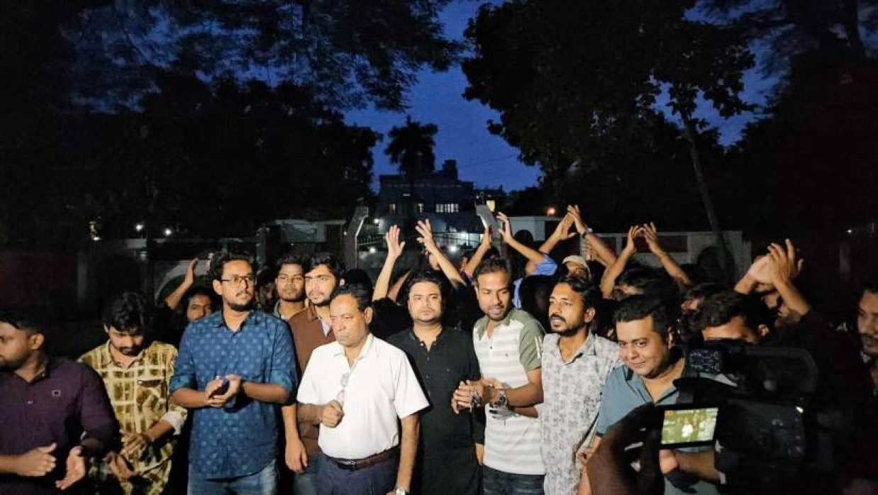 রাবি উপাচার্যের বাস ভবনের প্রধান ফটকের সামনে বিক্ষোভ