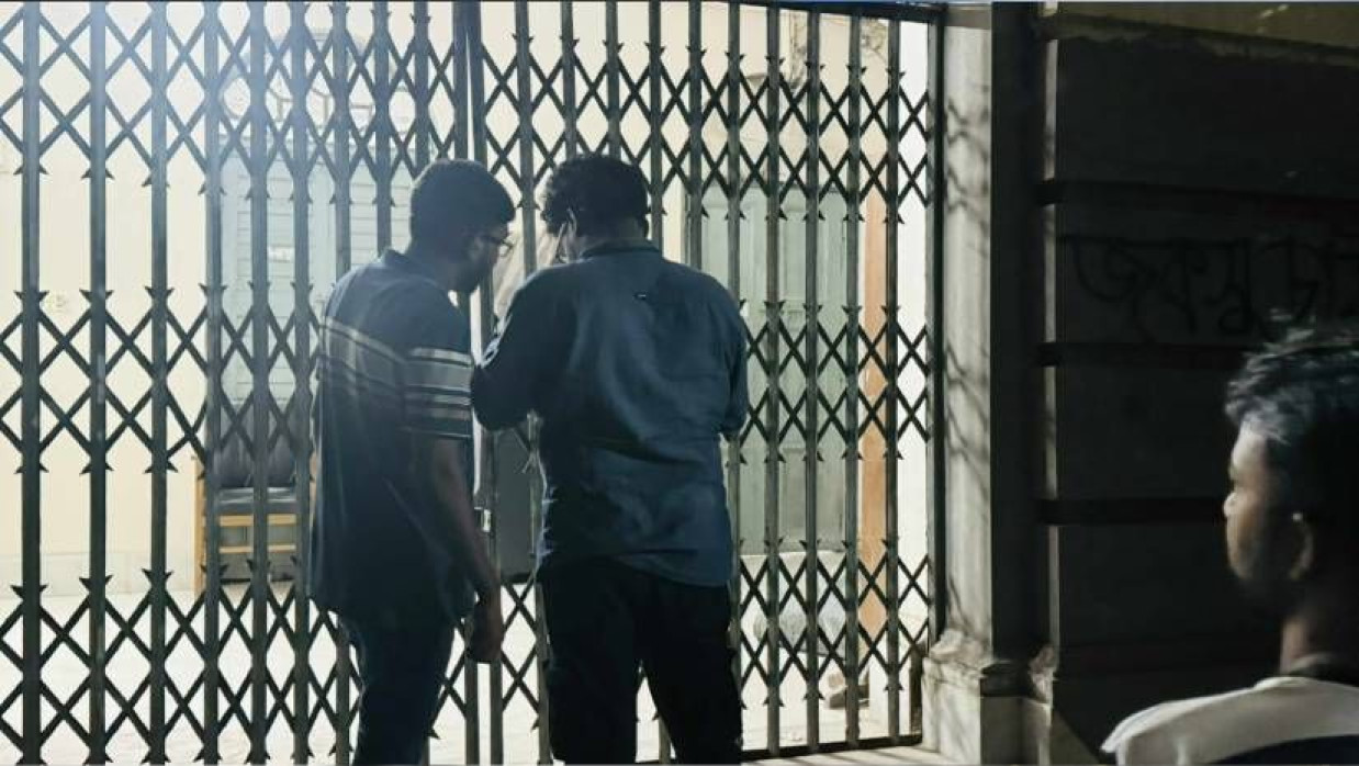 প্রশাসনিক ভবন ‘নো ওয়ার্ক’ কর্মসূচির আওতায় তালা