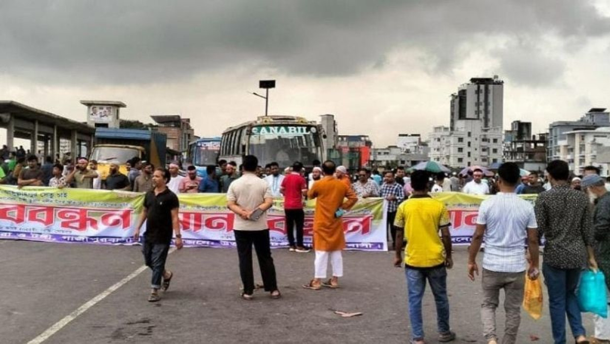 টঙ্গীতে ব্রিজ নির্মাণ ও সড়ক সংস্কারের দাবিতে অবরোধ 