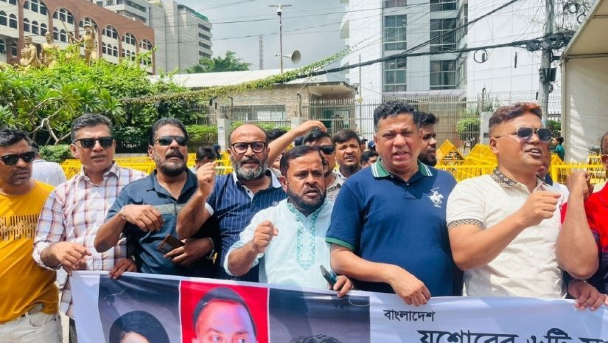 নির্বাচন কমিশন কার্যালয়ে জমায়েত হয়েছেন বিএনপির নেতৃবৃন্দ