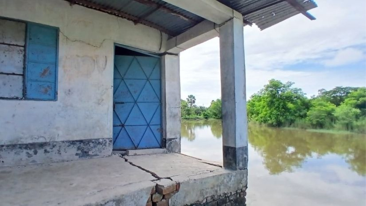 নদী ভাঙনের কবলে বিদ্যালয়ের ভবন