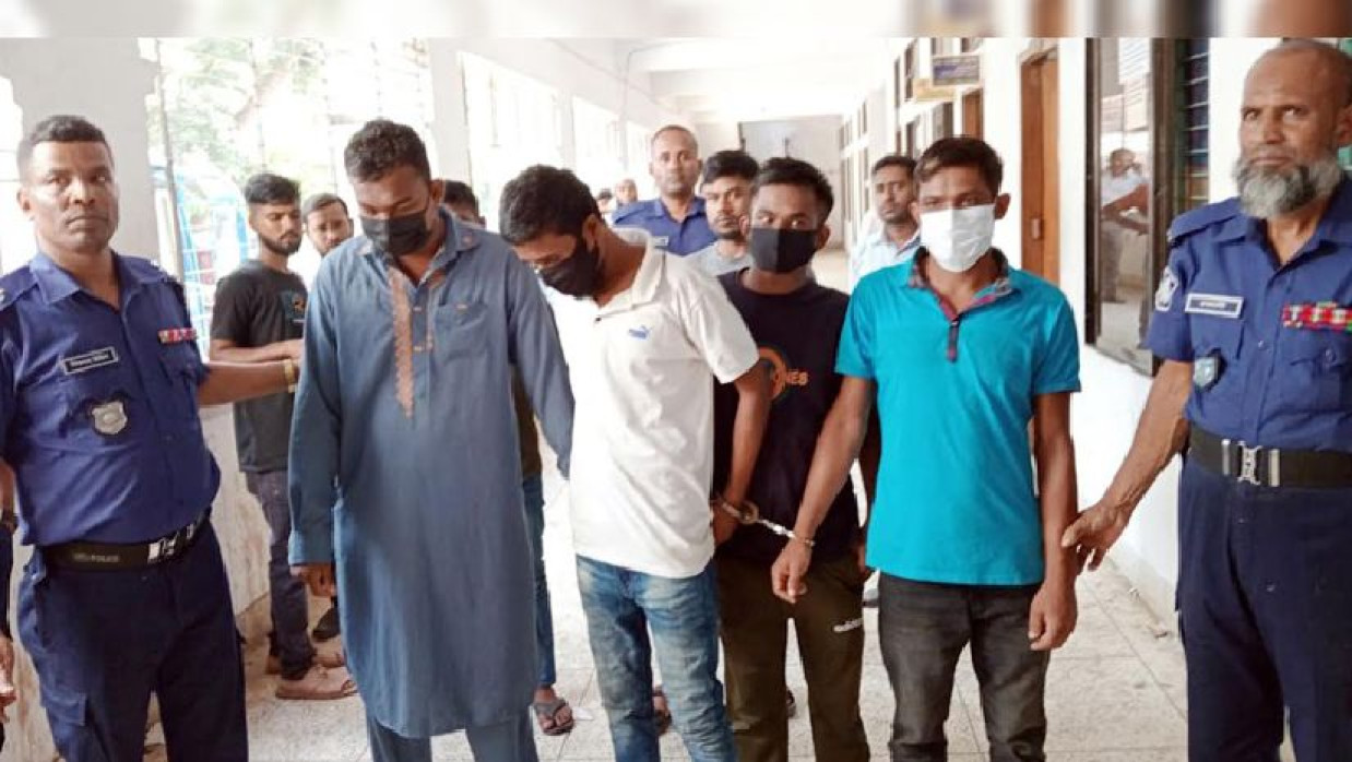 রায় ঘোষণা শেষে আসামিদের কারাগারে নিয়ে যাচ্ছে পুলিশ