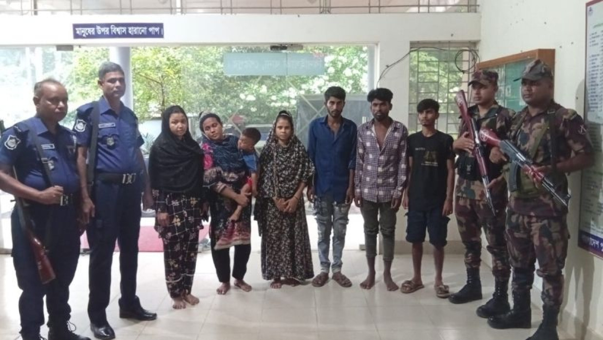বিজিবির হাতে আটক মানব পাচারকারীসহ অনুপ্রবেশকারীরা