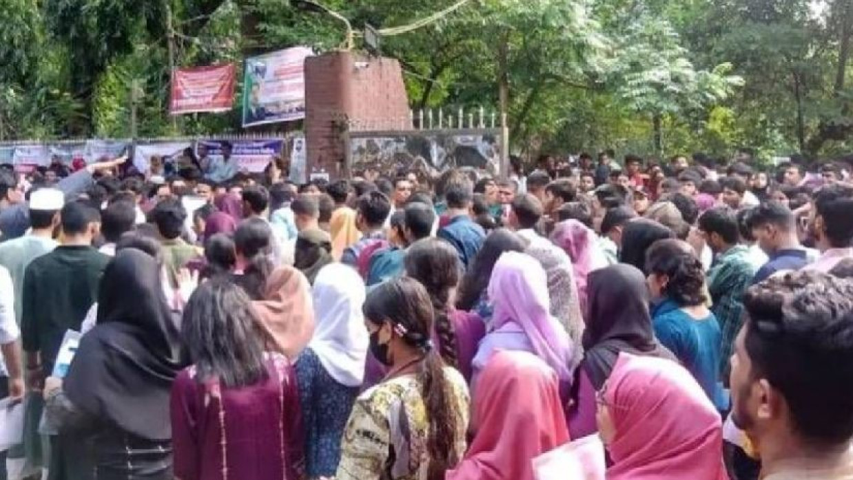 ভর্তি পরীক্ষার্থীদের ভিড়