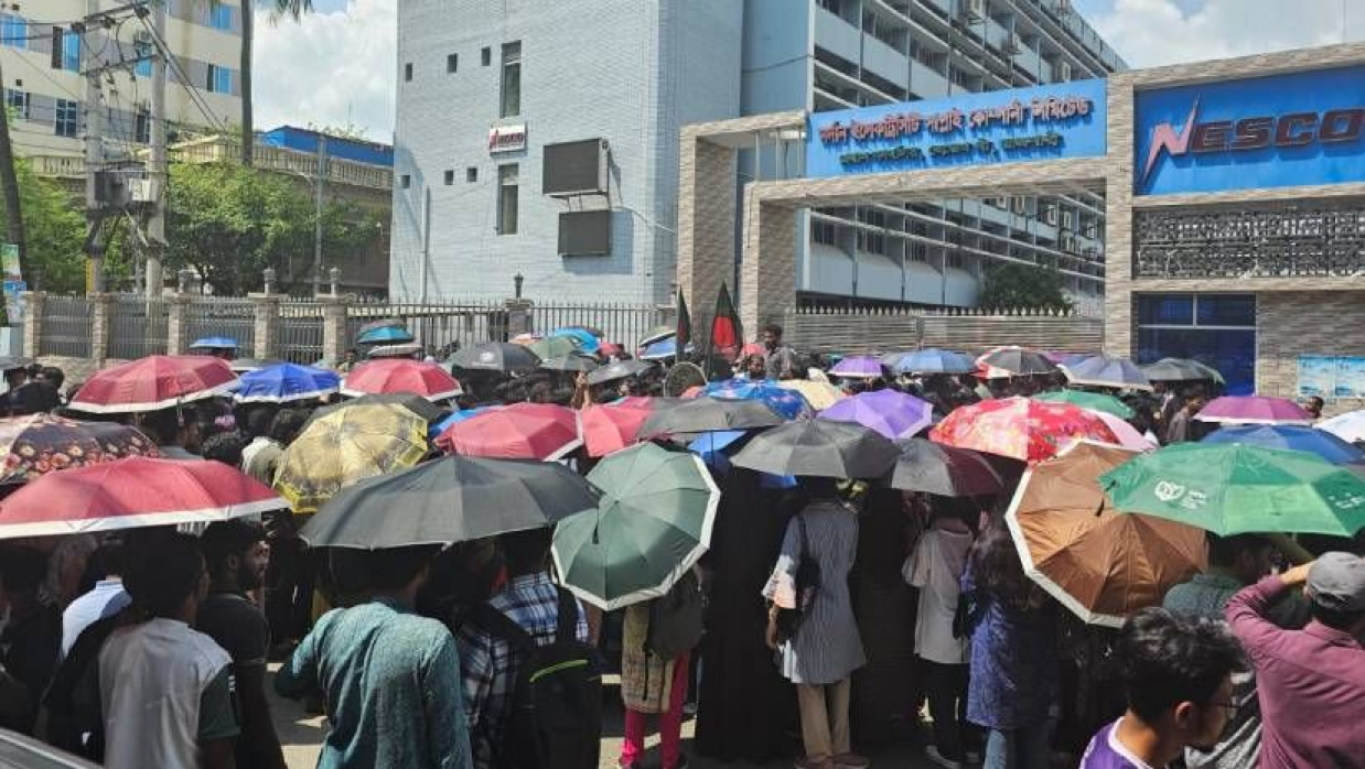 নেসকো রাজশাহী অফিস ঘেরাও করে রুয়েট শিক্ষার্থীদের বিক্ষোভ