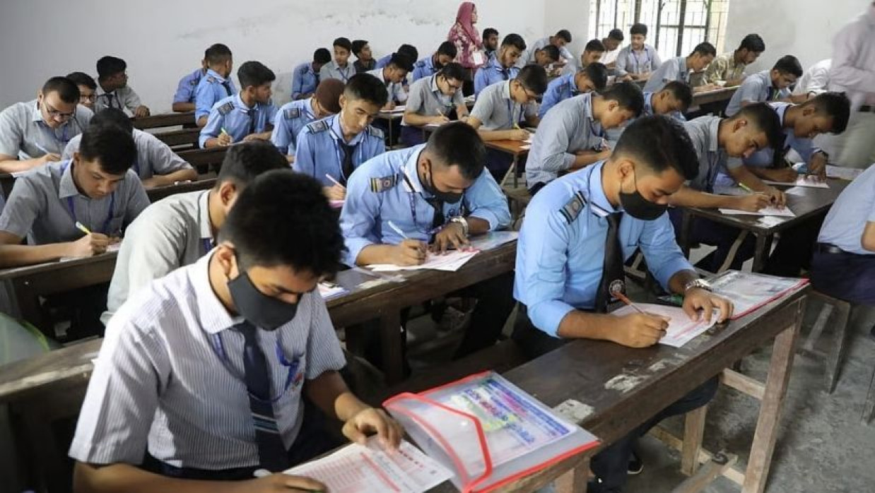 হলে এসএসসি পরীক্ষার্থীরা