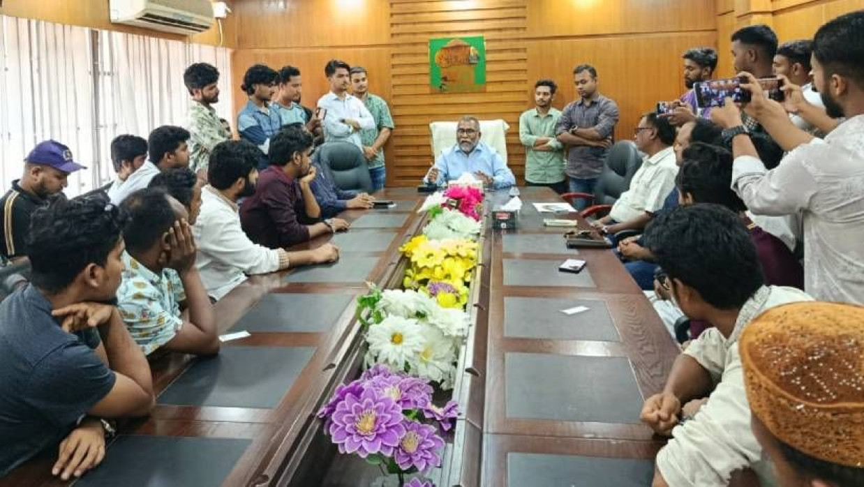 উপাচার্য অধ্যাপক ড. নকীব মোহাম্মদ নসরুল্লাহর সঙ্গে বিশ্ববিদ্যালয়ের শিক্ষার্থী ও ছাত্রনেতারা