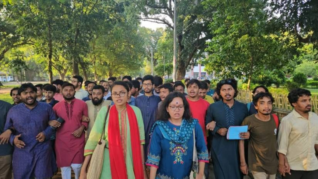 রাকসু কোষাধ্যক্ষ কার্যালয়ের সামনে শিক্ষার্থীদের বিক্ষোভ