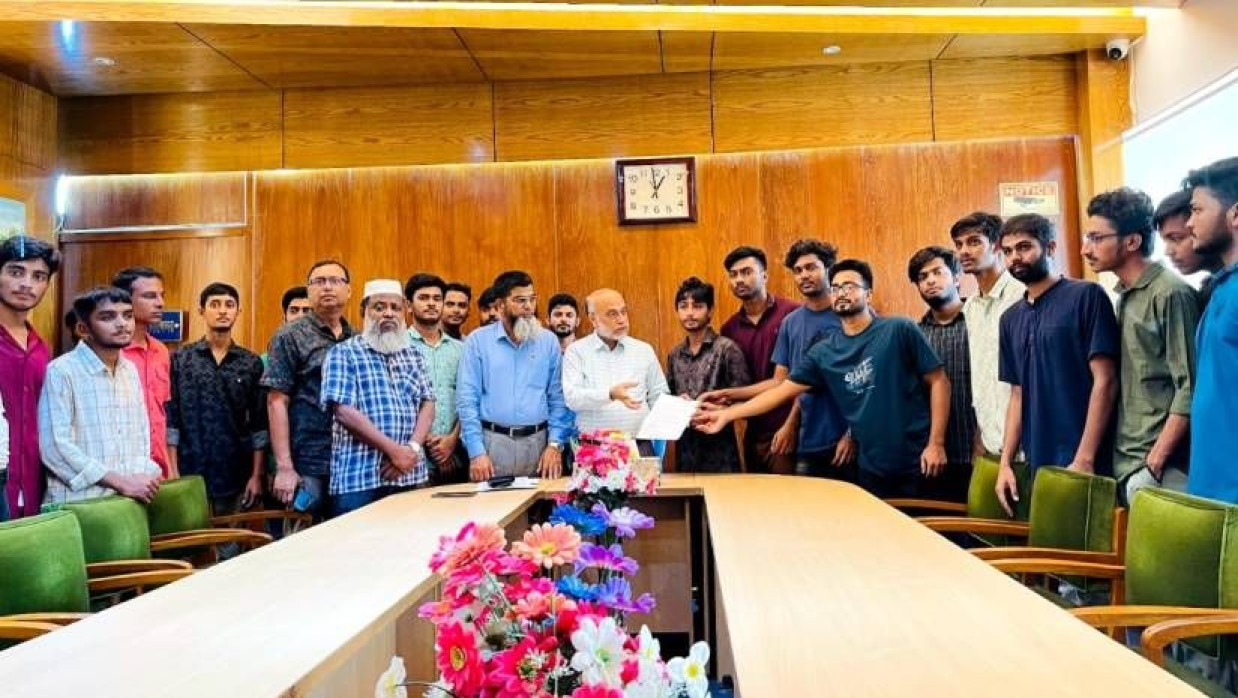 উপাচার্য বরাবর স্মারকলিপি দিচ্ছেন শিক্ষার্থীরা