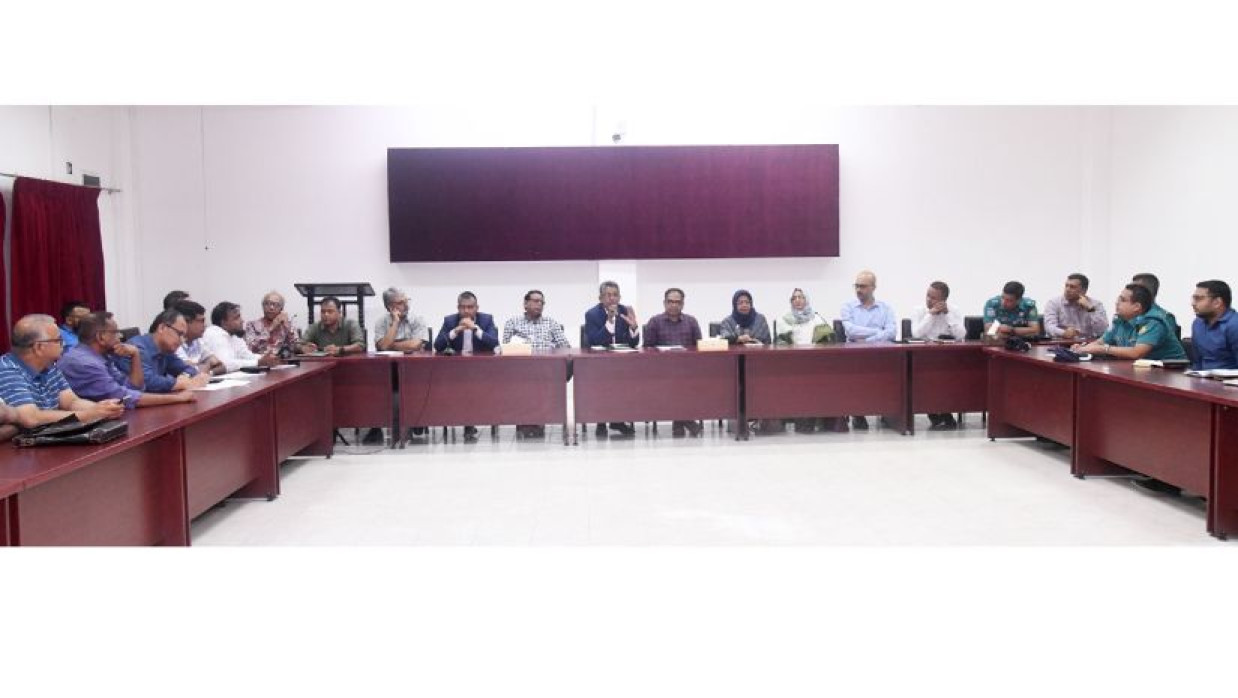 বৈঠকে উপস্থিত নির্বাচন সংশ্লিষ্টরা