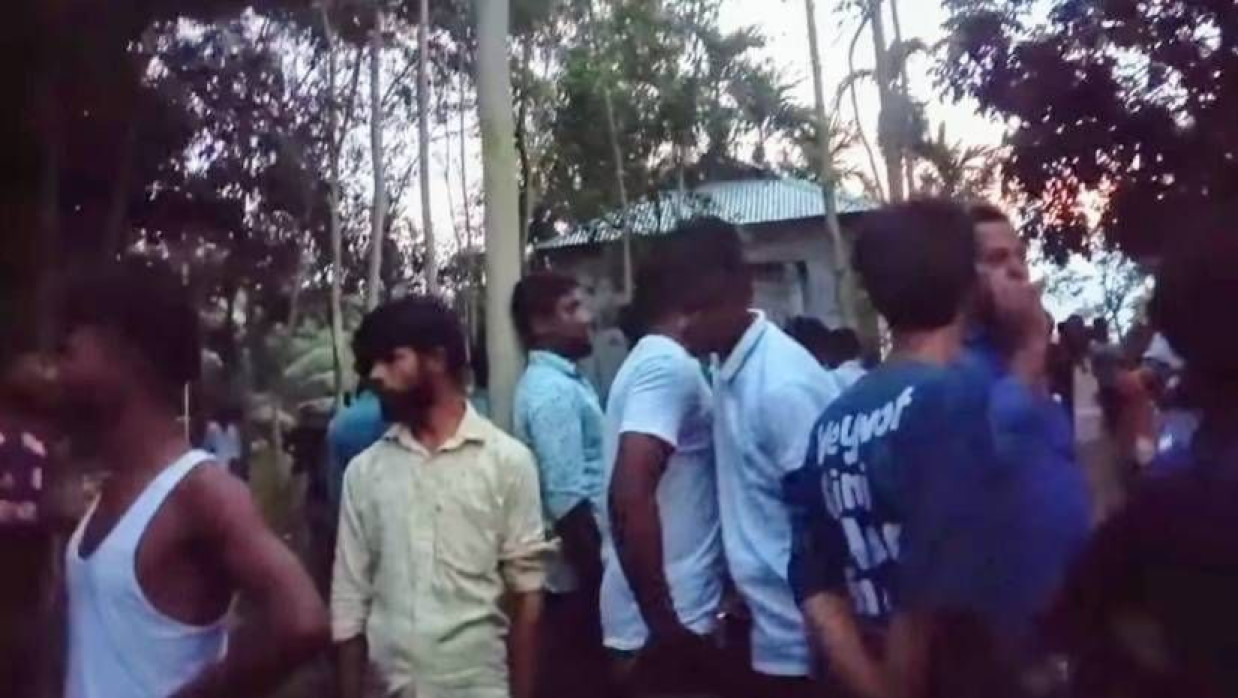 মরদেহ দেখতে উৎসুক জনতার ভিড়