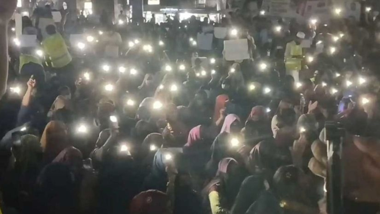 গাজীপুরের চৌরাস্তায় ডিপ্লোমা প্রকৌশলীদের ব্লকেড