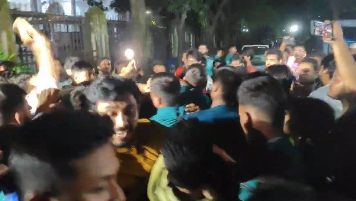 হল থেকে জালালকে নিয়ে পুলিশে দিল প্রশাসন