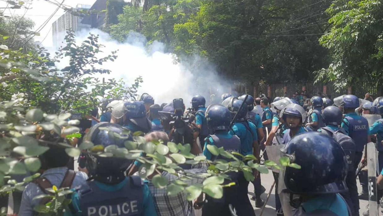 পুলিশের টিয়ারশেল ও সাউন্ড গ্রেনেড নিক্ষেপ