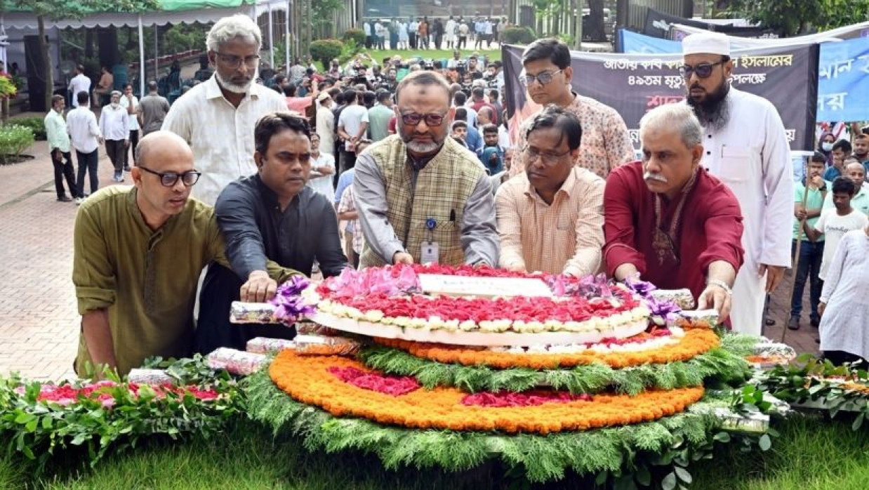 কাজী নজরুল ইসলামের সমাধিতে ঢাবি উপাচার্য পুষ্পস্তবক অর্পণ করেন