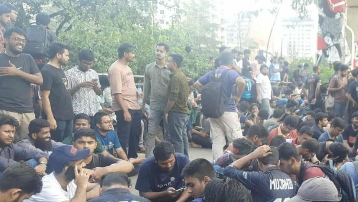 বিএসসি ইঞ্জিনিয়ারিং শিক্ষার্থীরা 