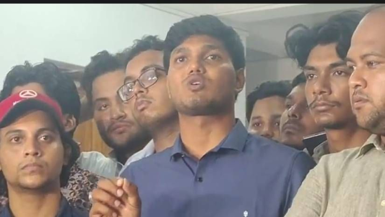 নবাব নওয়াব আলী চৌধুরী সিনেট ভবনে আয়োজিত সংবাদ সম্মেলনে কথা বলছেন আবিদুল ইসলাম খান