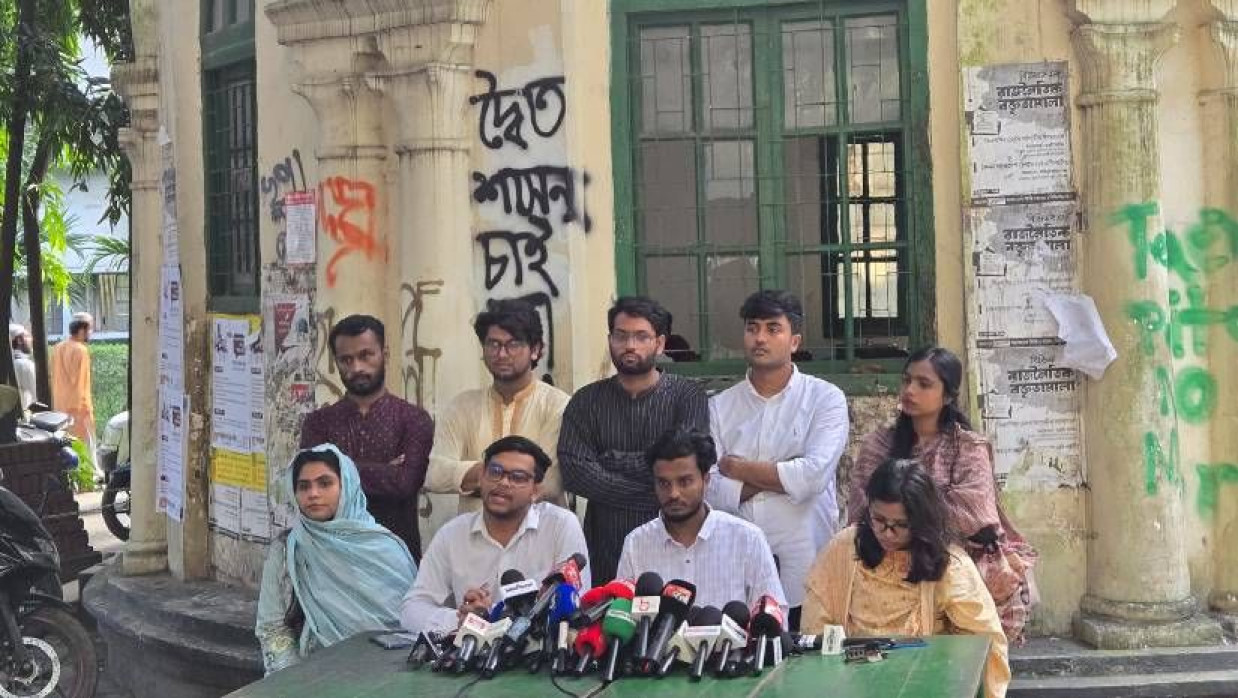 মধুর ক্যান্টিনে সংবাদ সম্মেলন