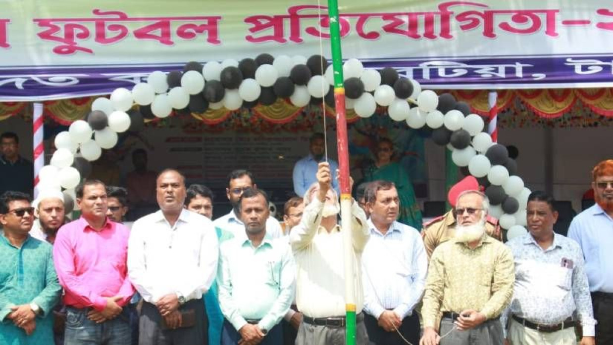 আন্তঃবিভাগ ফুটবল প্রতিযোগিতা উদ্বোধন করেন অধ্যক্ষ অধ্যাপক মো. মনিরুজ্জামান মিয়া