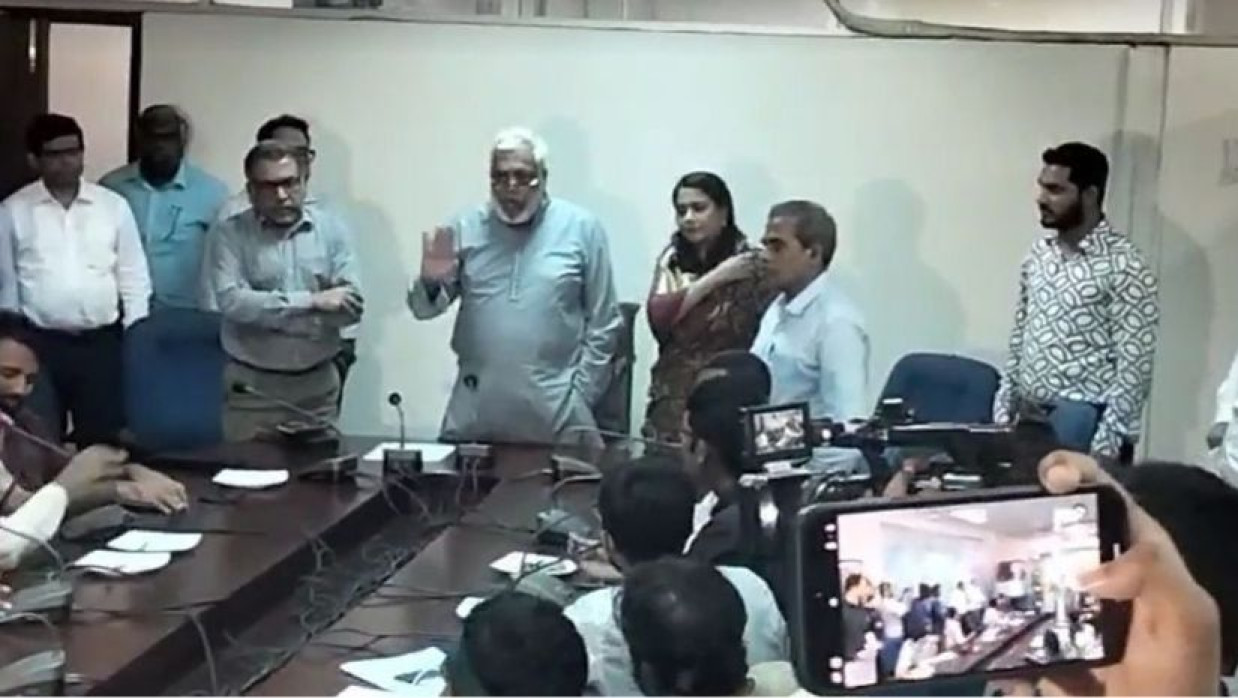 আন্দোলনরত শিক্ষার্থীদের সঙ্গে তিন উপদেষ্টা বৈঠক করেন