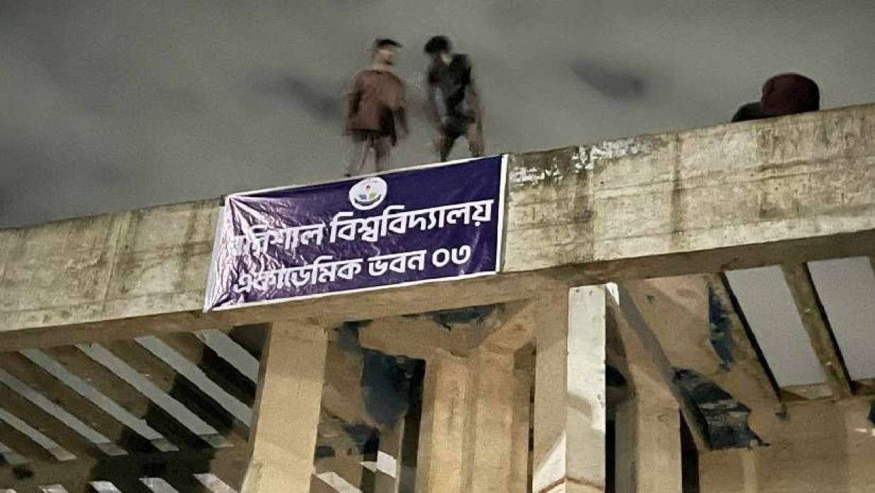 রাত ৮টায় ব্যানার টাঙিয়ে দেন তারা