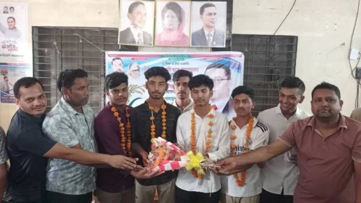 এনসিপির চার প্রতিনিধি ফুলের তোড়া দিয়ে ছাত্রদলে যোগদান