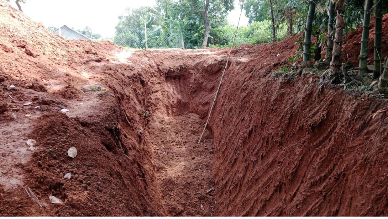 এলজিইডির সড়ক কেটে বসানো হচ্ছে পাইপ