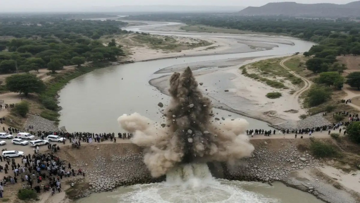 কাদিরাবাদ বাঁধের তীররক্ষা অংশে নিয়ন্ত্রিত বিস্ফোরণ ঘটিয়ে উড়িয়ে দিয়েছে পাকিস্তান