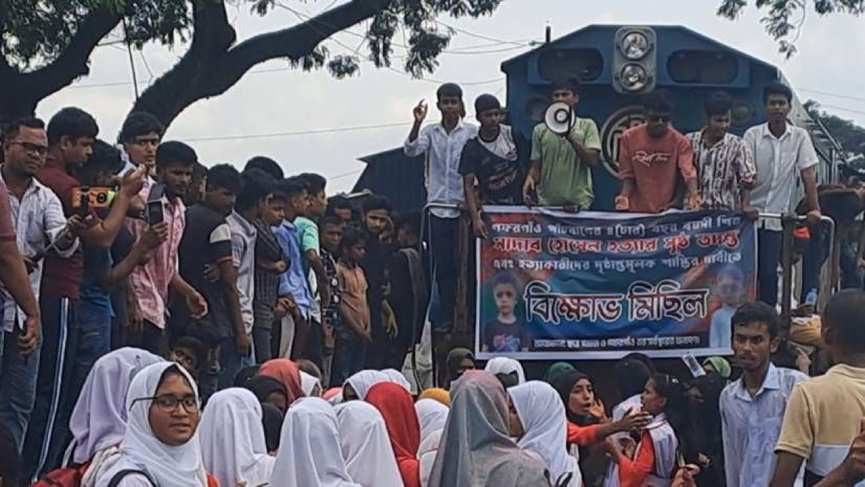 শিক্ষার্থীদের রেললাইন অবরোধ