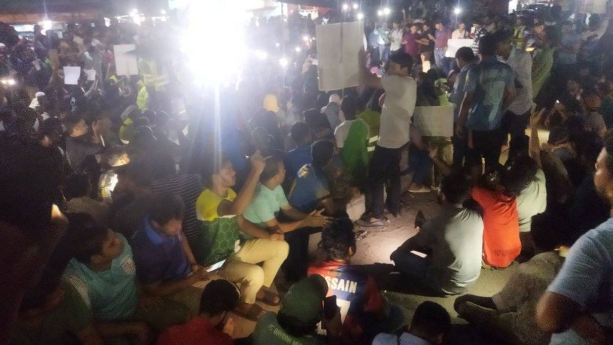 ডিপ্লোমা শিক্ষার্থীদের সড়ক অবরোধ