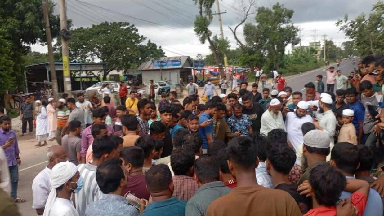 লরিচাপায় নিহত প্রবাসীর মরদেহ ঘিরে উৎসুক জনতার ভিড়