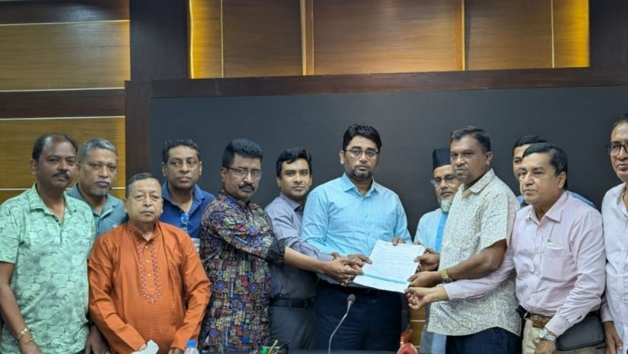 স্বরাষ্ট্র উপদেষ্টার কাছে স্মারকলিপি প্রদান সাংবাদিকদের