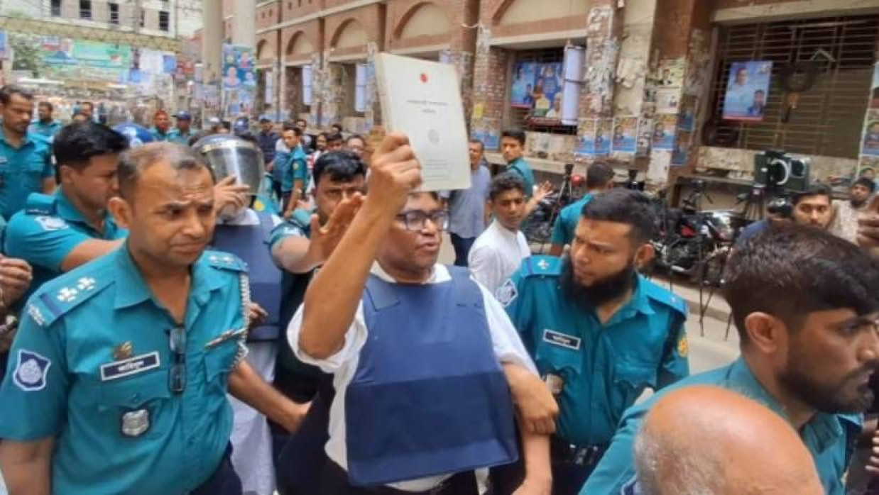 সংবিধান দেখিয়ে আদালতে রাষ্ট্রের কাছে ৫ কোটি টাকা ক্ষতিপূরণ চাইলেন অধ্যাপক কার্জন