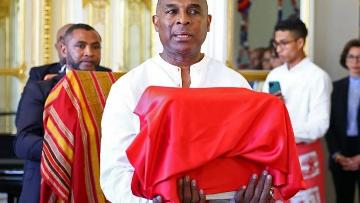 রাজার মাথার খুলি বহন করে নেওয়া হচ্ছে