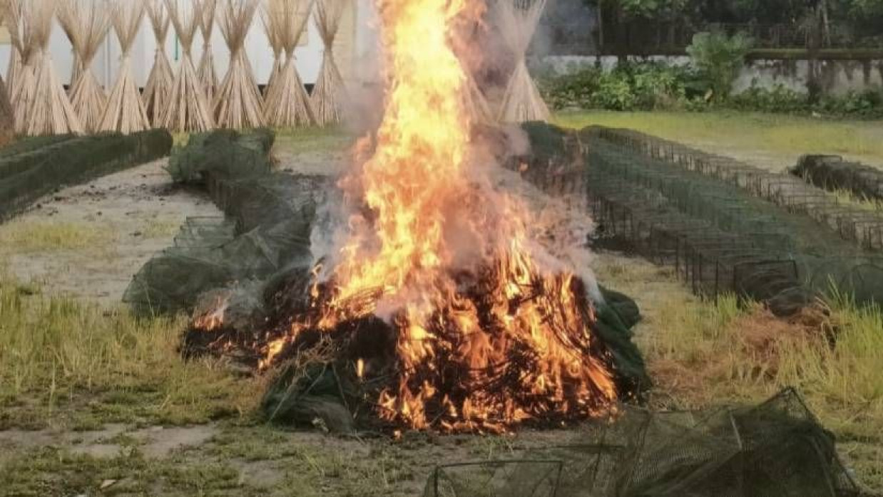 চায়না দুয়ারি জাল পোড়ানো হচ্ছে