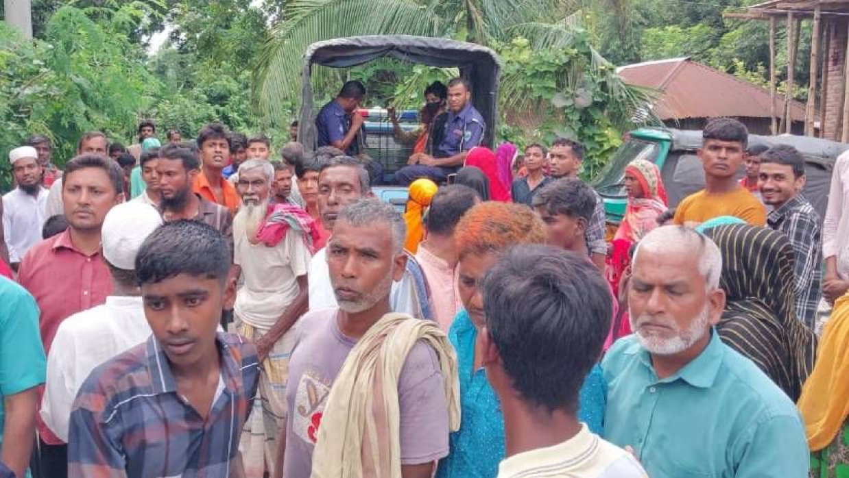  নিহত গৃহবধূর বাড়িতে পুলিশ ও এলাকাবাসীর ভিড়