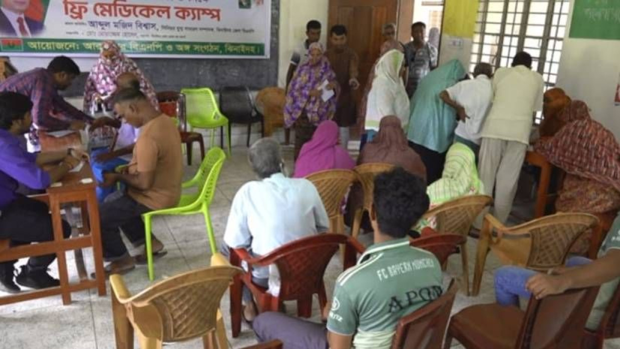 দিনব্যাপী এই ক্যাম্পে বিপুলসংখ্যক মানুষ চিকিৎসাসেবা নেন