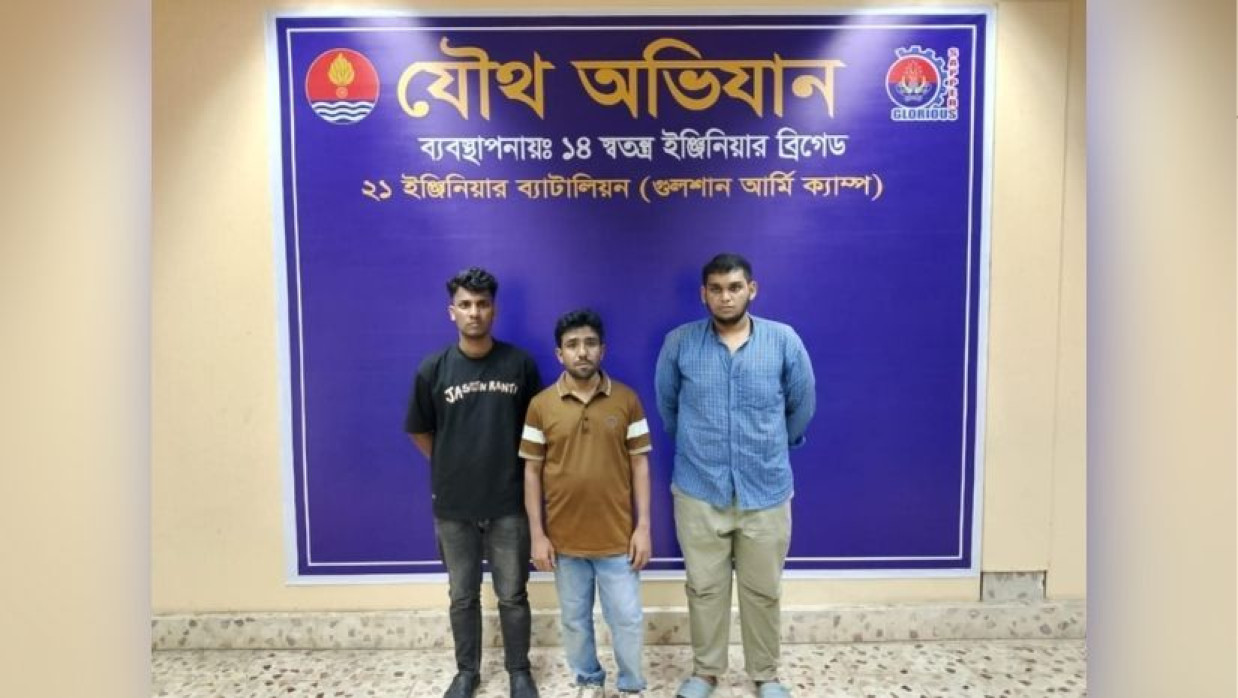 ৩ জনকে গ্রেফতার করে যৌথবাহিনী
