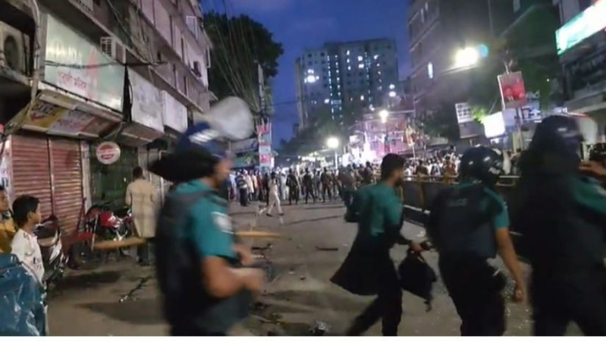 জাতীয় পার্টির কার্যালয়ের সামনে পাল্টাপাল্টি হামলা