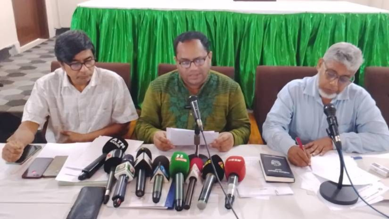 সংবাদ সম্মেলনে নির্বাচন চূড়ান্ত প্রার্থী তালিকা ঘোষণা করছেন নির্বাচন কমিশনের সদস্যসচিব অধ্যাপক এ কে এম রাশিদুল আলম