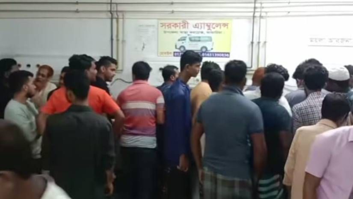 ভান্ডারিয়া উপজেলা স্বাস্থ্য কমপ্লেক্সে রেজাউল করিম ঝন্টুকে নেতাকর্মীদের ভিড়