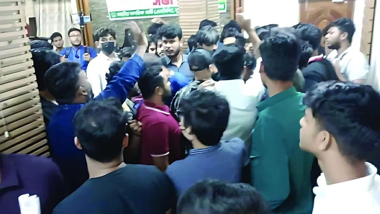 জাতীয় নাগরিক পার্টির মতবিনিময় সভায় হাতাহাতি