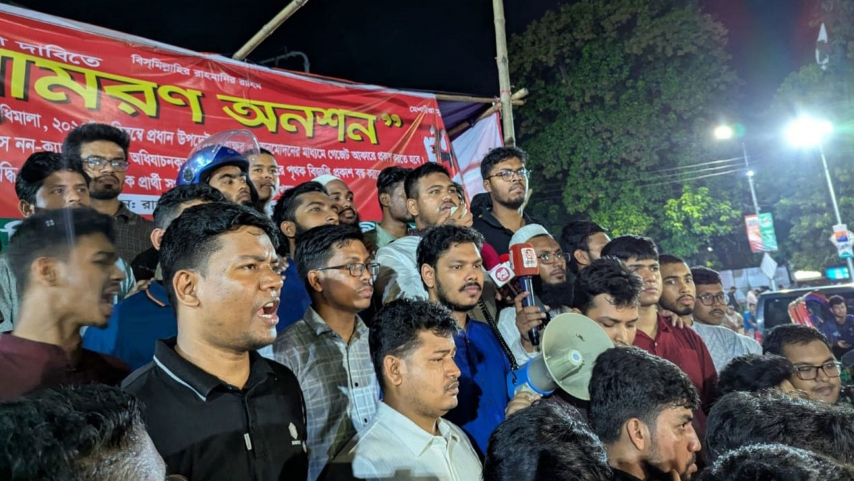 হামলার প্রতিবাদে বিক্ষোভ মিছিল করেন বিশ্ববিদ্যালয়ের শিক্ষার্থীরা